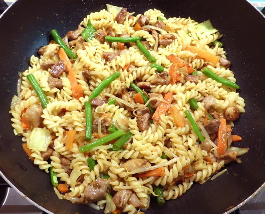 Indonesische Roerbak Met Fusilli - Kookboek Kruidenvoorthuis.nl